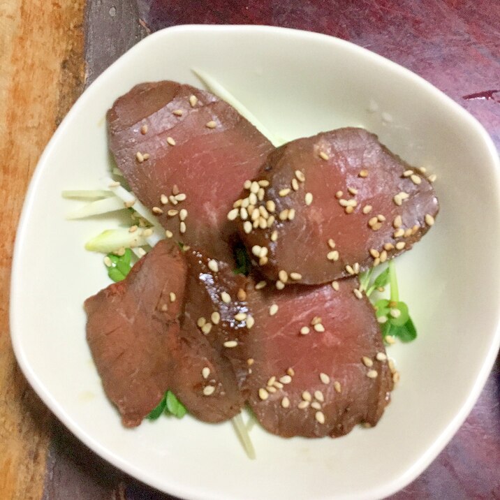 ローストビーフ風 ポン酢で新玉ねぎとカイワレ添え レシピ 作り方 By とりあえず乾杯 楽天レシピ